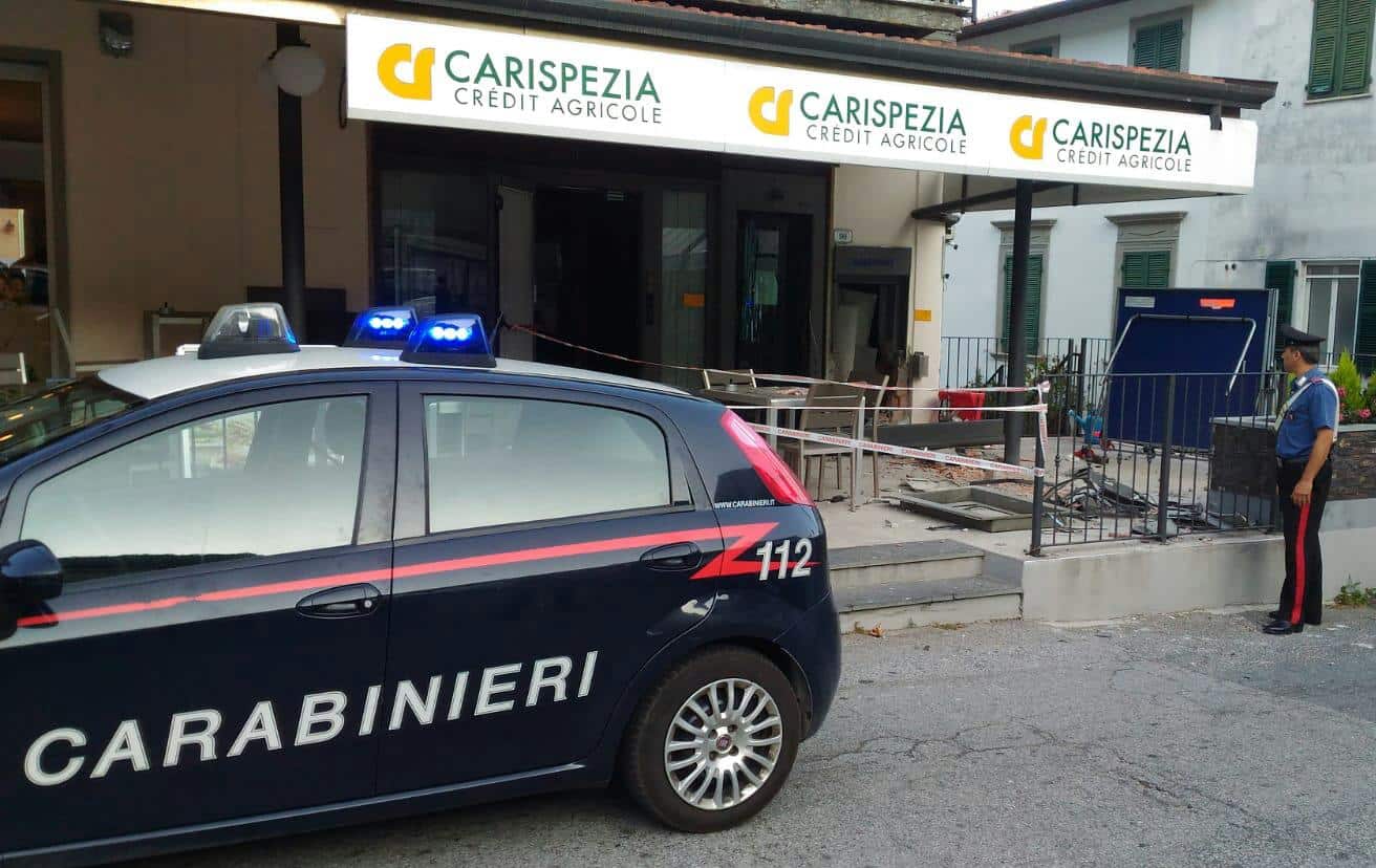 Fanno saltare il bancomat con l’esplosivo, banditi in fuga col malloppo