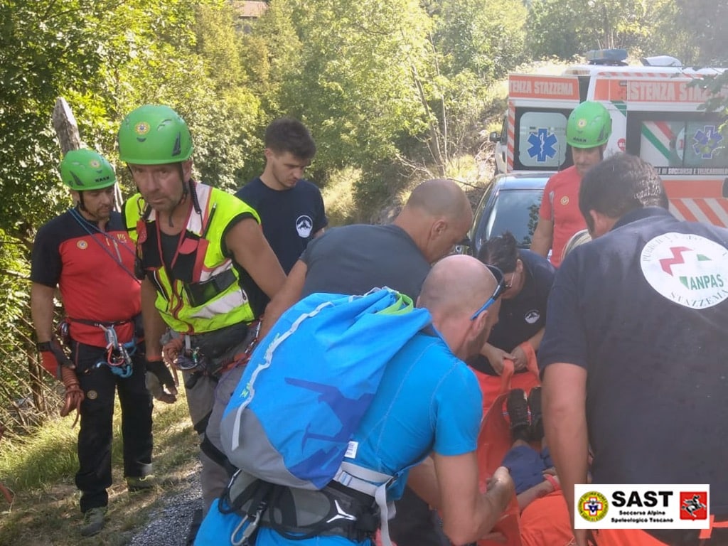 Nuovo infortunio sui monti, escursionista cade sul sentiero: portata al “Versilia”