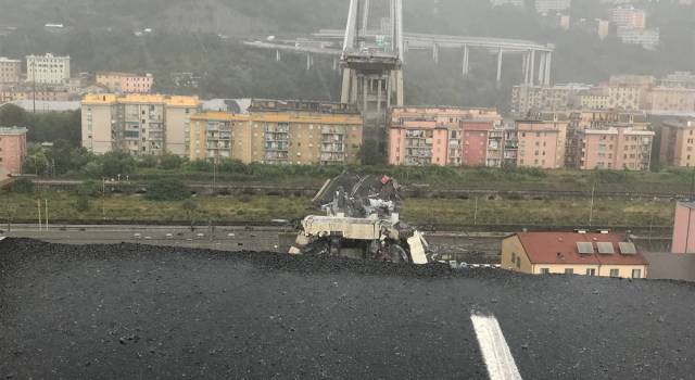 Ponte crollato a Genova, si cerca sotto le macerie: il video