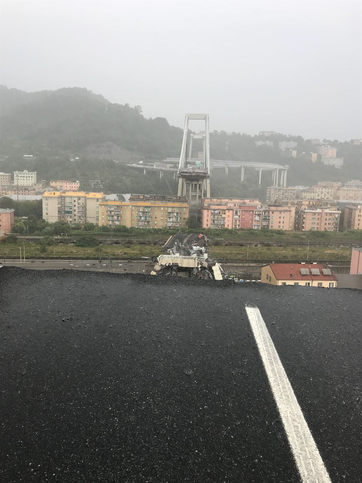 Ponte crollato a Genova, si cerca sotto le macerie: il video