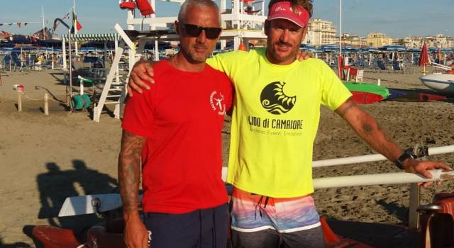 4 bagnanti in difficoltà in mare salvati dai bagnini Giuseppe Giannoni e Daniele Battisti