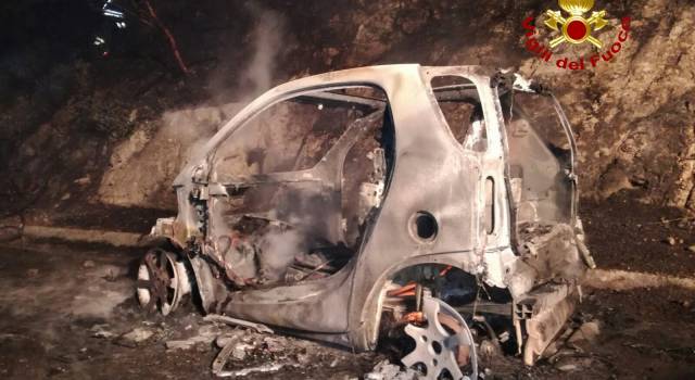 Auto in fiamme, distrutta: il fuoco brucia anche la vegetazione
