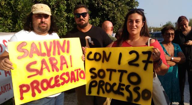 &#8220;Con i 27 a processo&#8221;, Salvini contestato in Versiliana. Il vice premier dal palco su Genova: &#8220;Non vogliamo un&#8217;altra Viareggio&#8221;