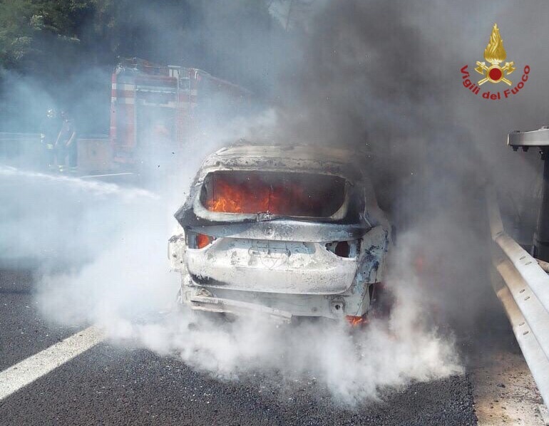 Auto a fuoco sulla Firenze Mare