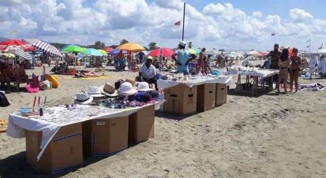 Mercato abusivo in spiaggia, Mazzoni: &#8220;Amministrazione comunale batti un colpo&#8221;