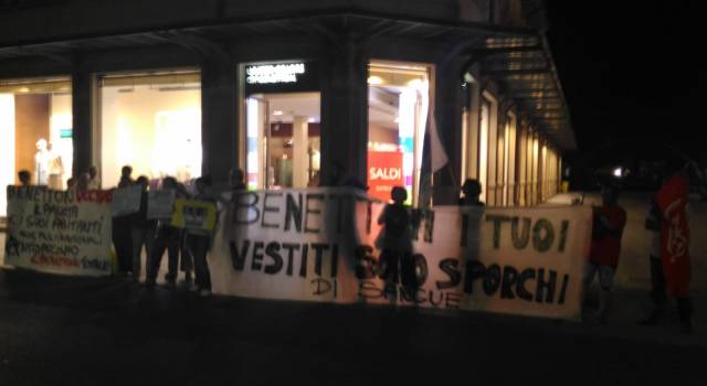 Tragedia di Genova, presidio in Passeggiata a Viareggio: &#8220;Boicottiamo Benetton&#8221;