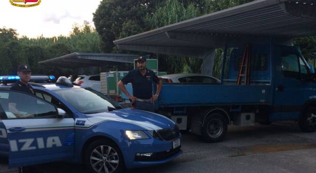 Con il furgone travolse a Pietrasanta un ciclista senza fermarsi: preso il pirata dalla Polstrada