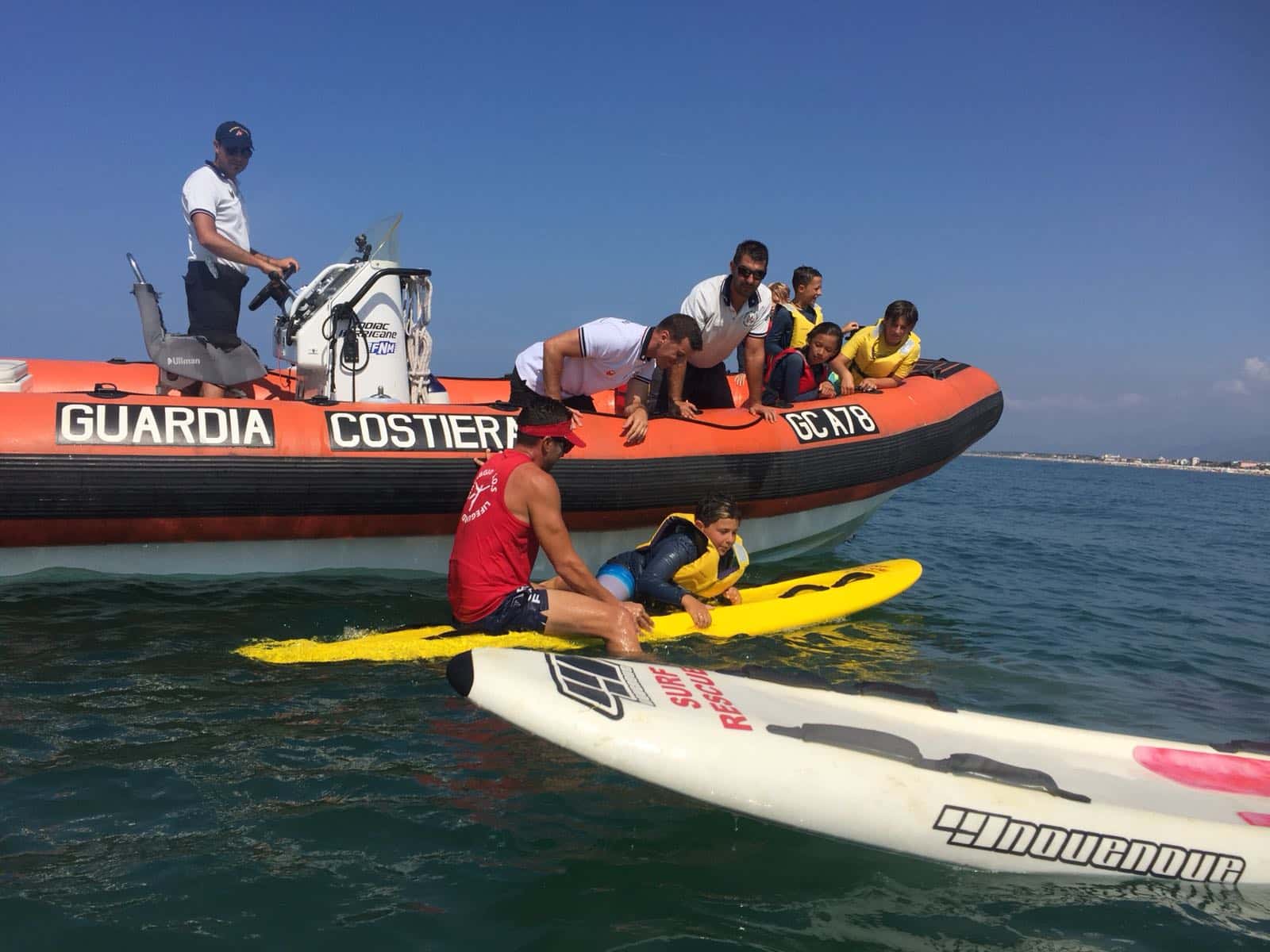 Esercitazione in mare, bambini a lezione di sicurezza