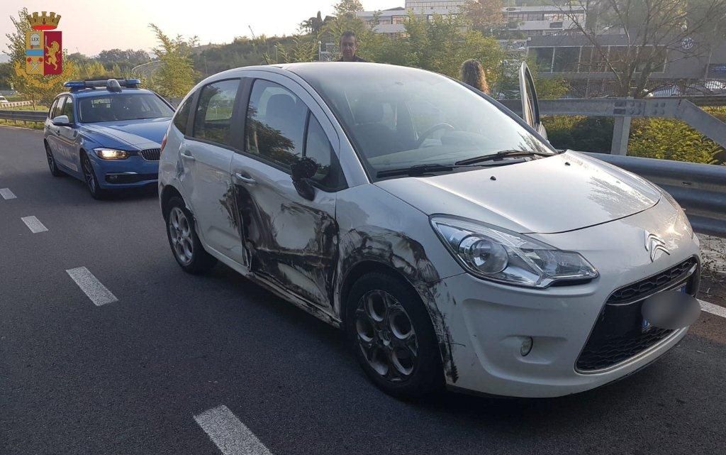 SIENA Paura sullAutopalio auto sbattuta sul new yarsey da un TIR che poi fugge. La Polstrada rintraccia lautista e gli ritira la patente. FOTO 2
