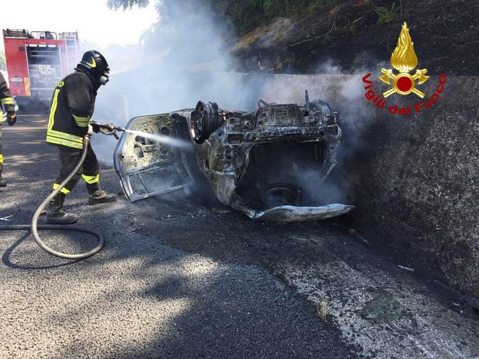 Tragedia in autostrada, l’auto si ribalta e prende fuoco: morti due coniugi
