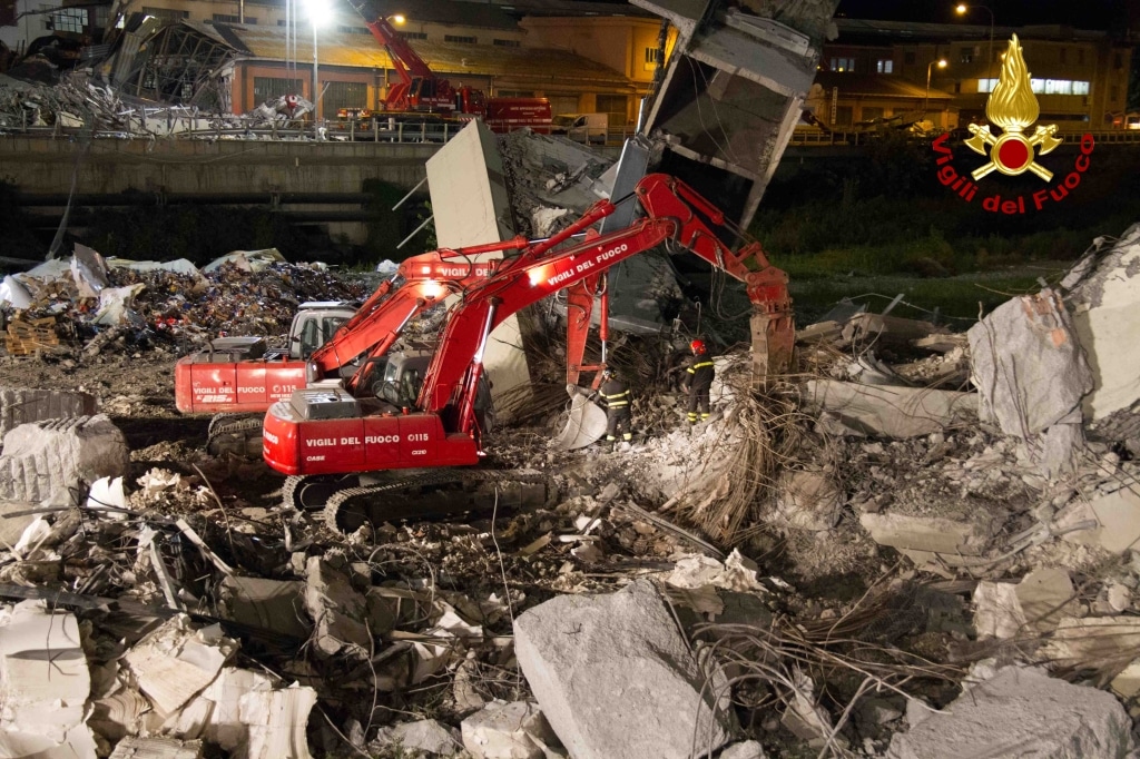 Ponte Morandi, nel video la seconda notte di scavi dopo il crollo