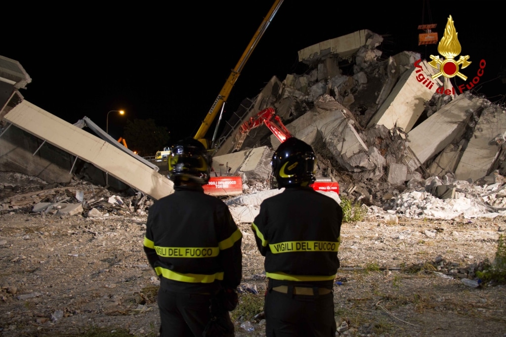 Ponte Morandi, anche l’unità cinofila dei vigili del fuoco di Lucca con il georadar sul luogo del crollo