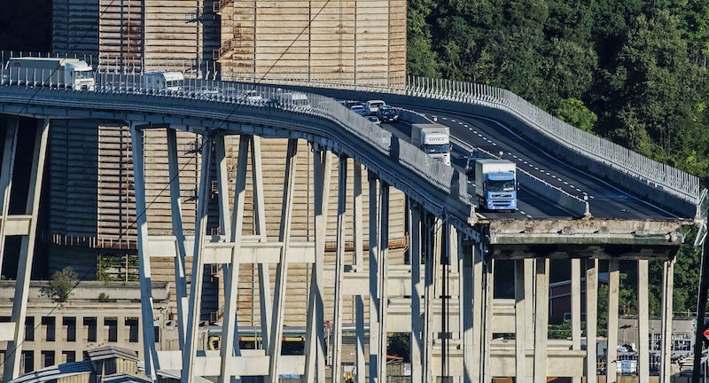 Crollo del ponte a Genova, perquisizioni della GdF anche nella sede toscana di Autostrade