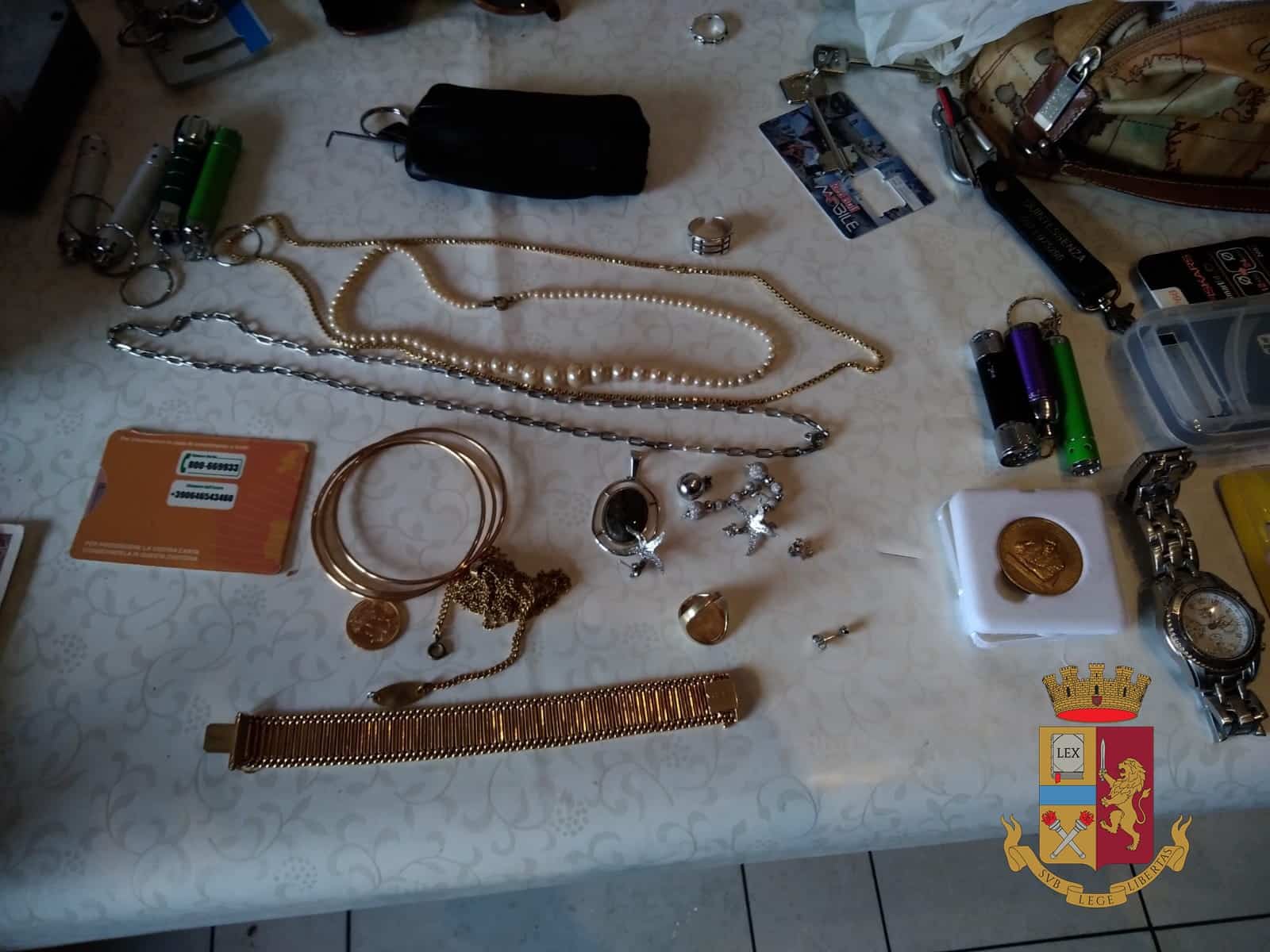 Trovati in possesso di refurtiva e fermati