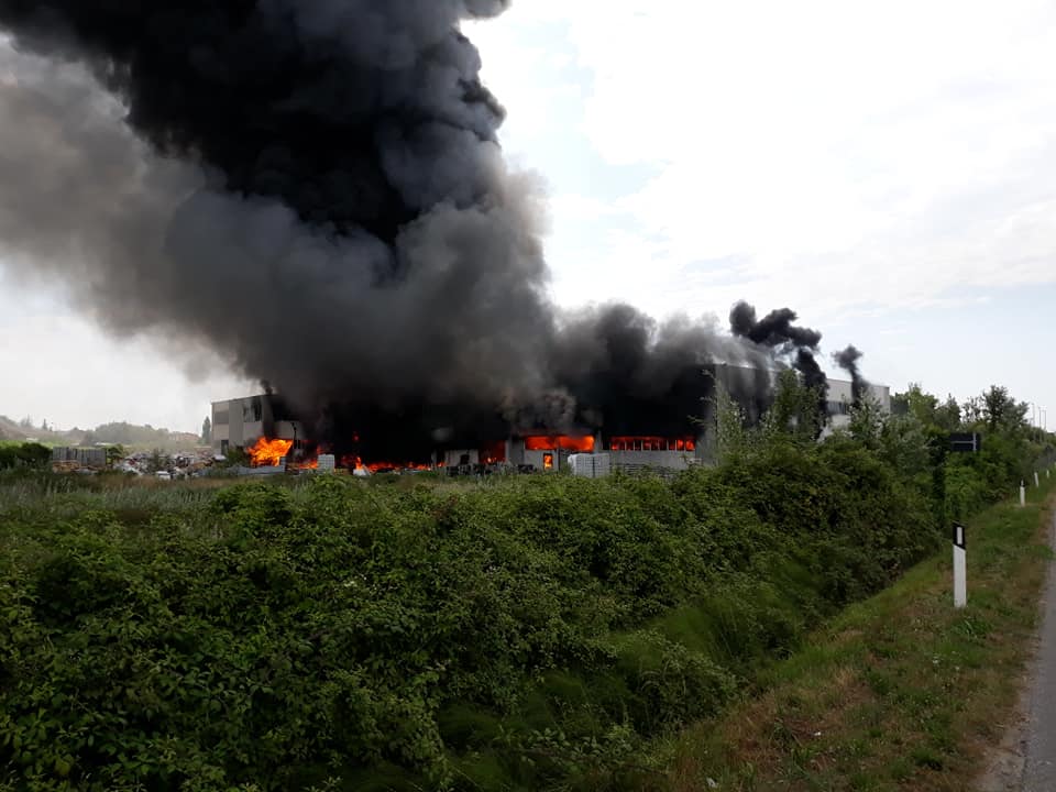 Incendio a Pietrasanta: guarda il video