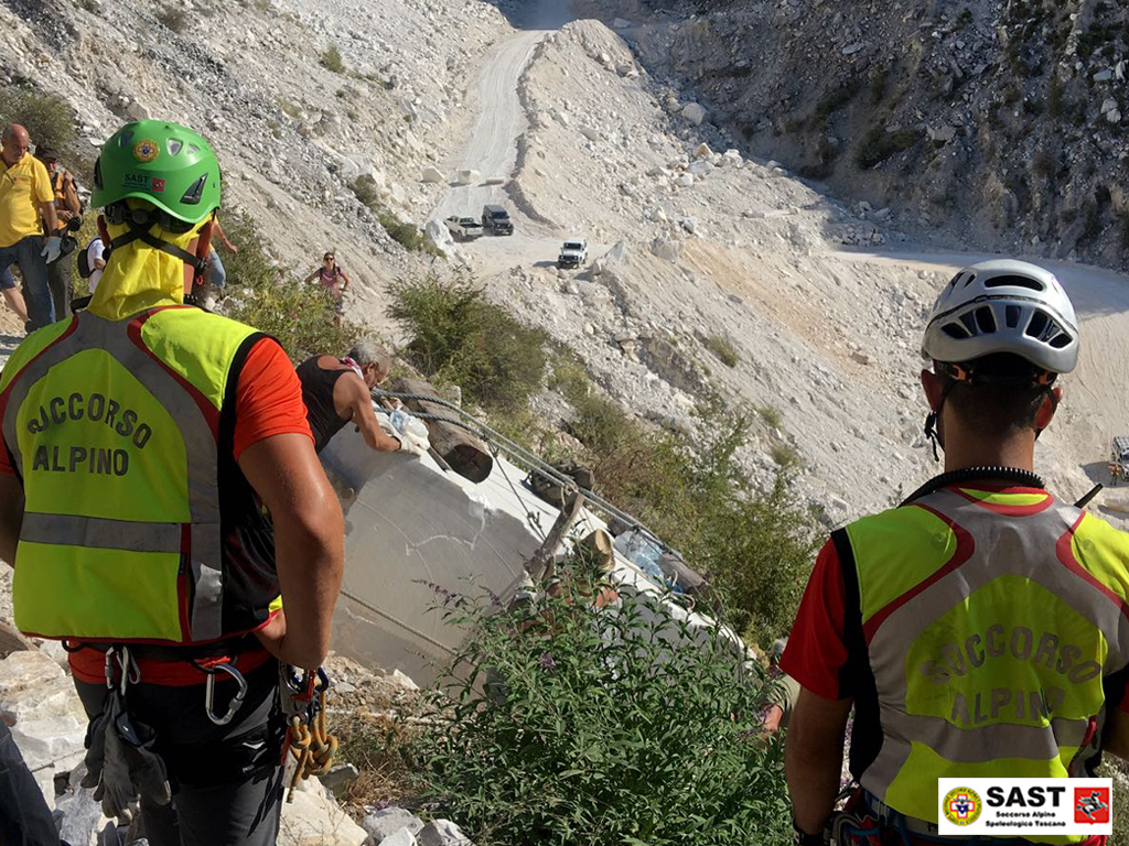 La lizzatura storica, il Soccorso Alpino di Carrara alla rievocazione del duro lavoro dei cavatori apuani