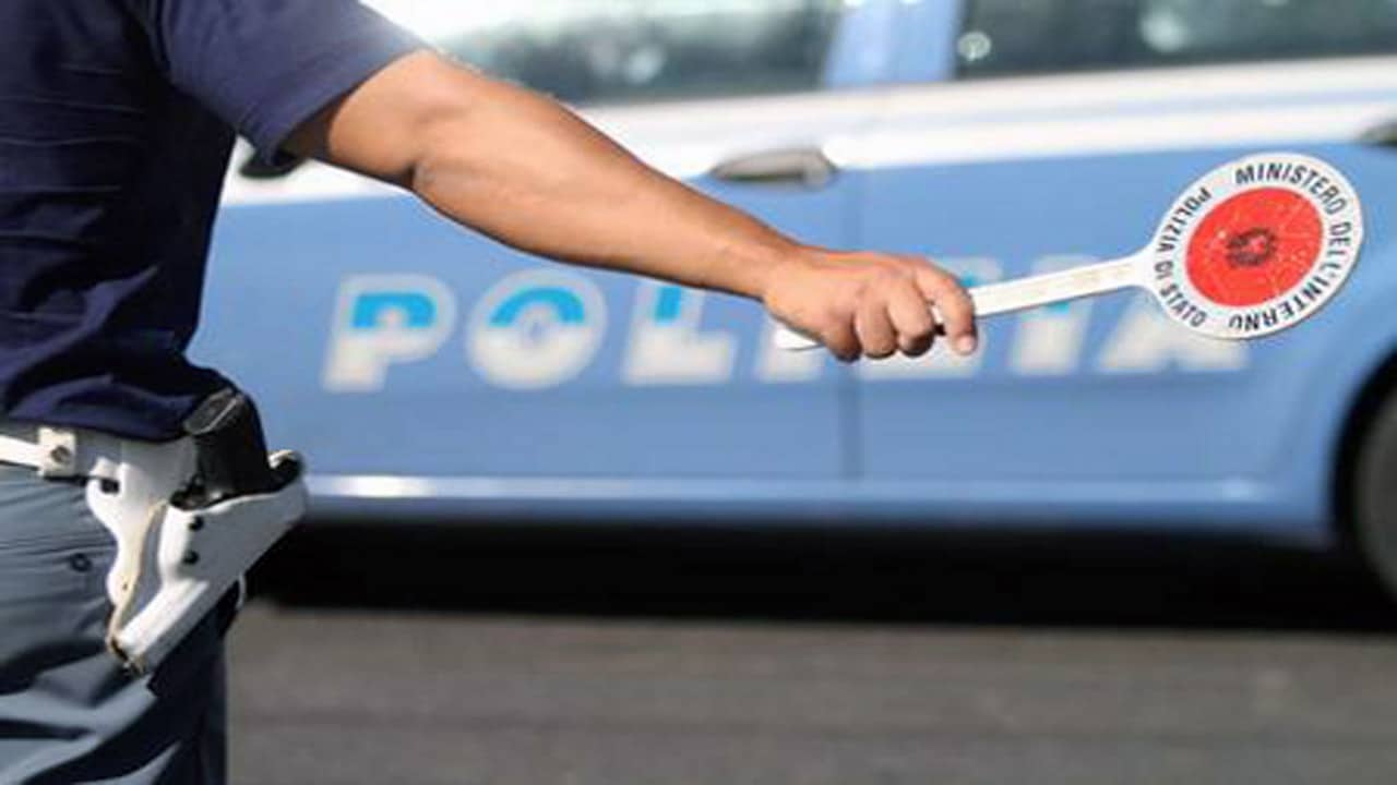 Partorisce in auto, mamma marocchina soccorsa e scortata dalla Polizia di Stato