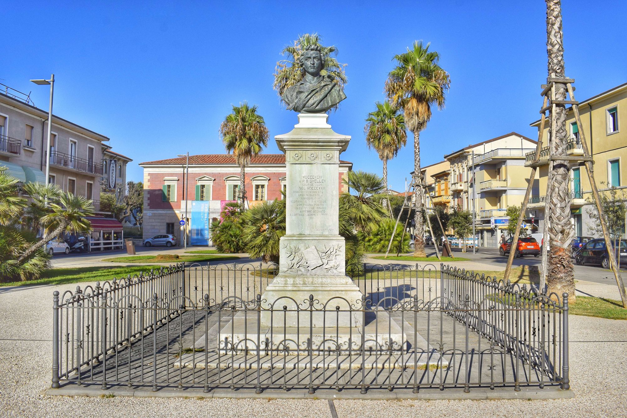 Troppi assembramenti, il sindaco chiude Piazza Shelley