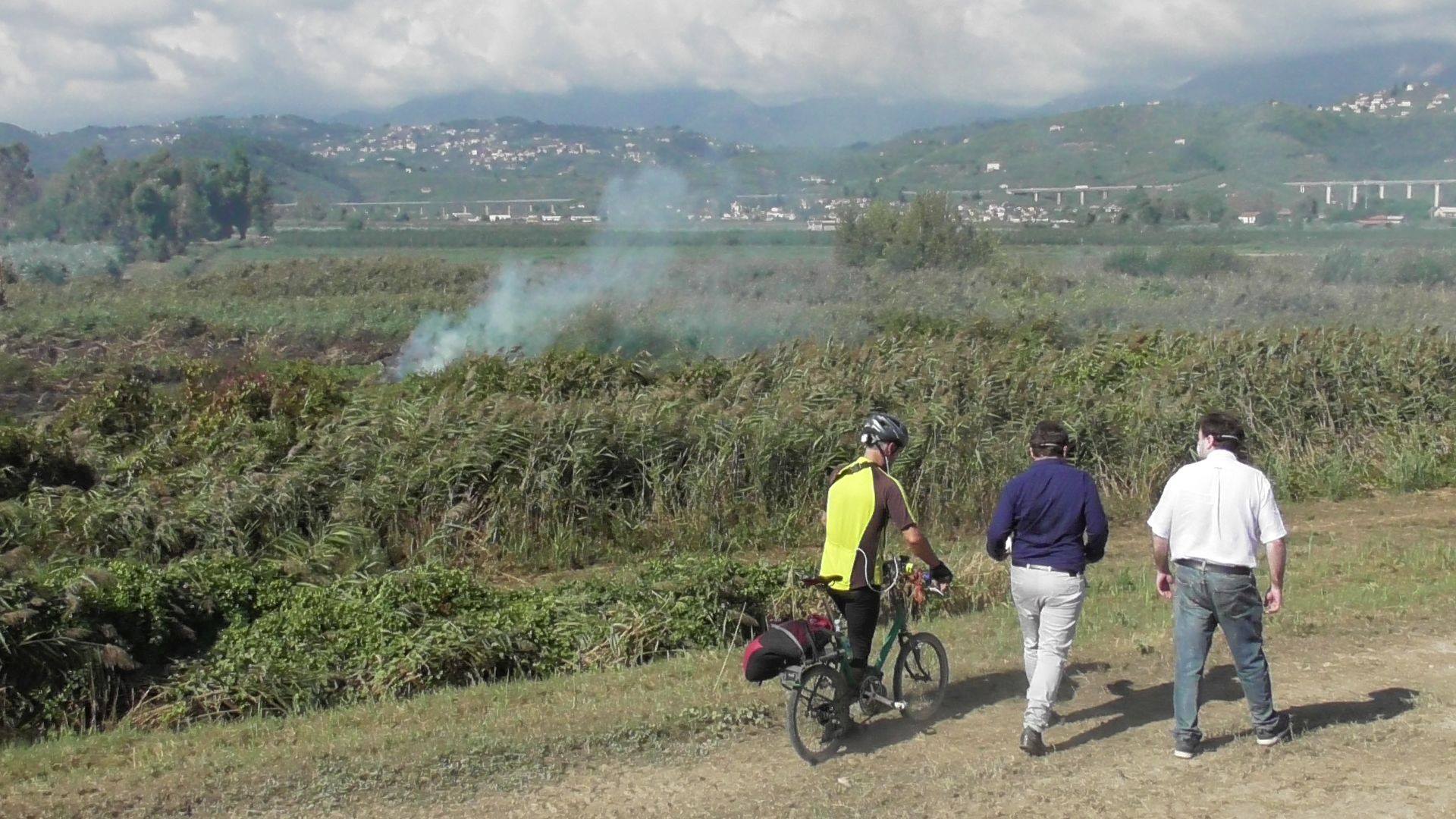 Incendio di torba e puzzo, il video del sopralluogo del senatore Ferrara con il consigliere Bernardi