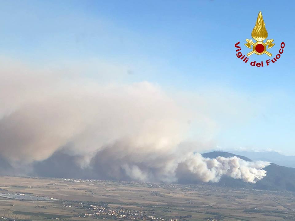 Rogo sul Serra, è doloso: sale il numero degli evacuati, 600 ettari di bosco distrutti