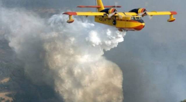 Due incendi a Bagni di Lucca: sul posto due Canadair e due elicotteri