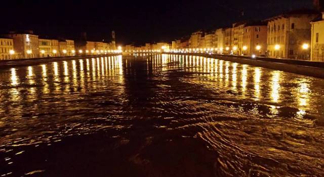 Si rovescia il barchino, giovane disperso in Arno: era a pescare