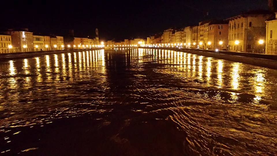 Tragedia nella notte: cade in Arno e muore, la vittima un 25enne lucchese