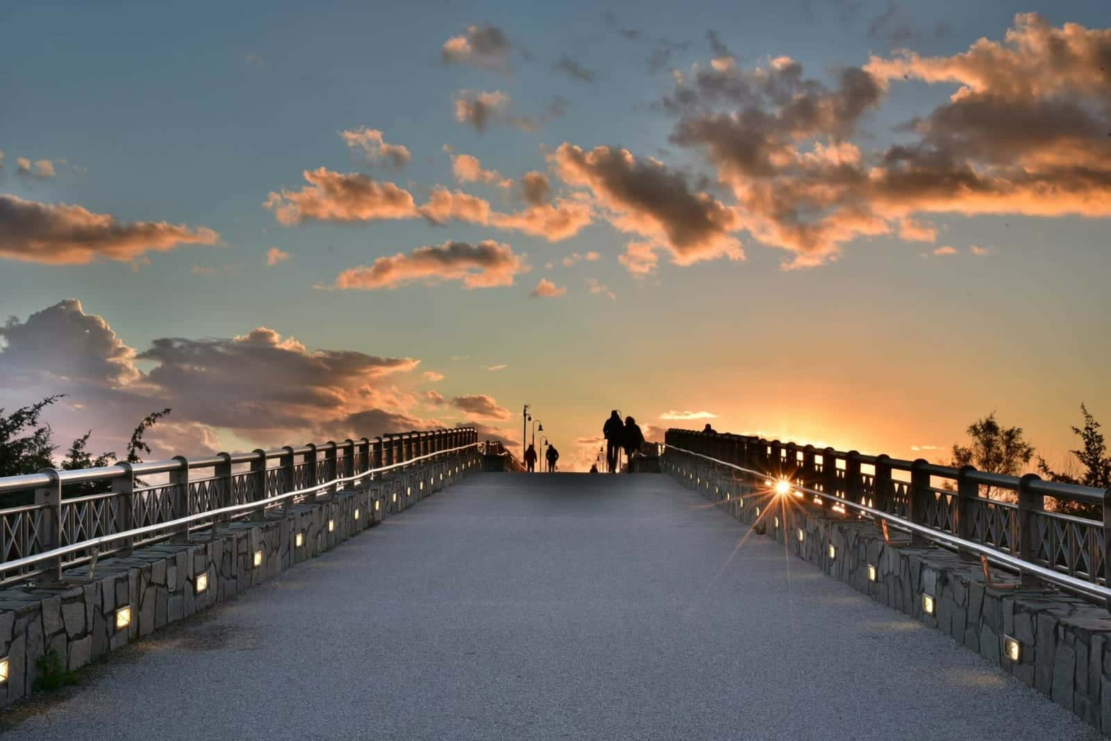 Al pontile di Lido di Camaiore presidio di solidarietà per il sindaco di Riace