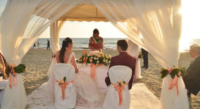 Matrimoni in spiaggia, a Pietrasanta  il primo &#8220;si&#8221; è di Rachele e Angelo