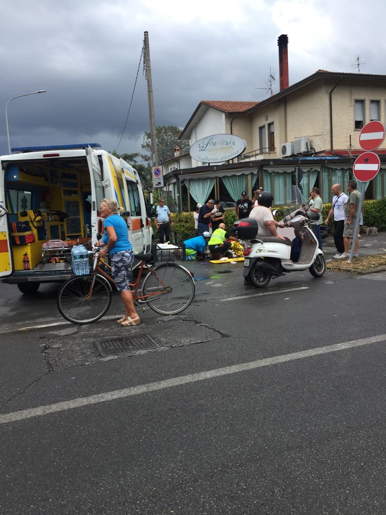 Scontro auto – moto davanti alla Limonaia, centauro ferito