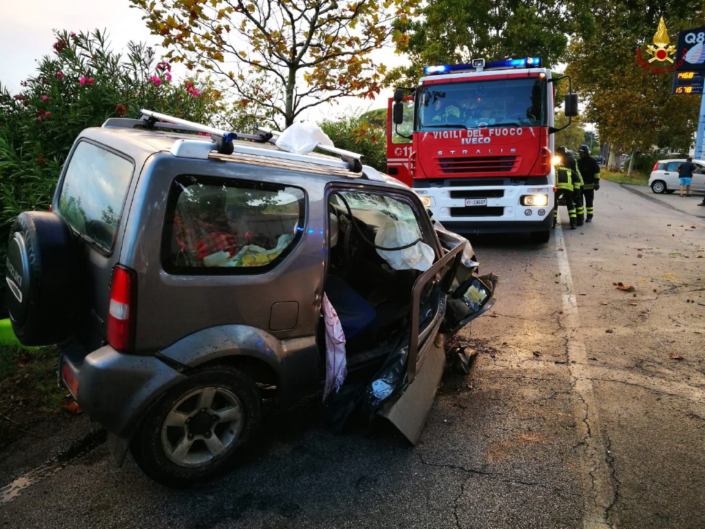 Incidente all’alba, auomobilista resta incastrato nella vettura