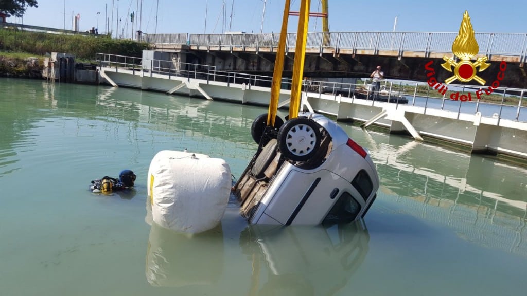 Auto nello scolmatore, è mistero