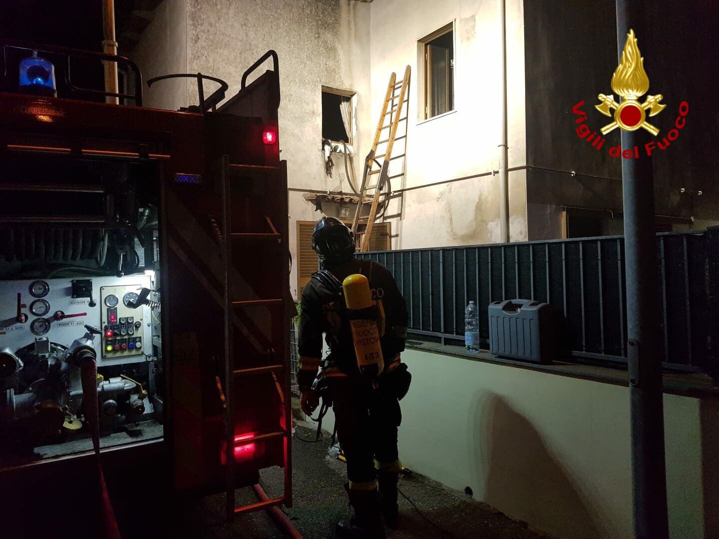 Abitazione in fiamme, evacuato il proprietario