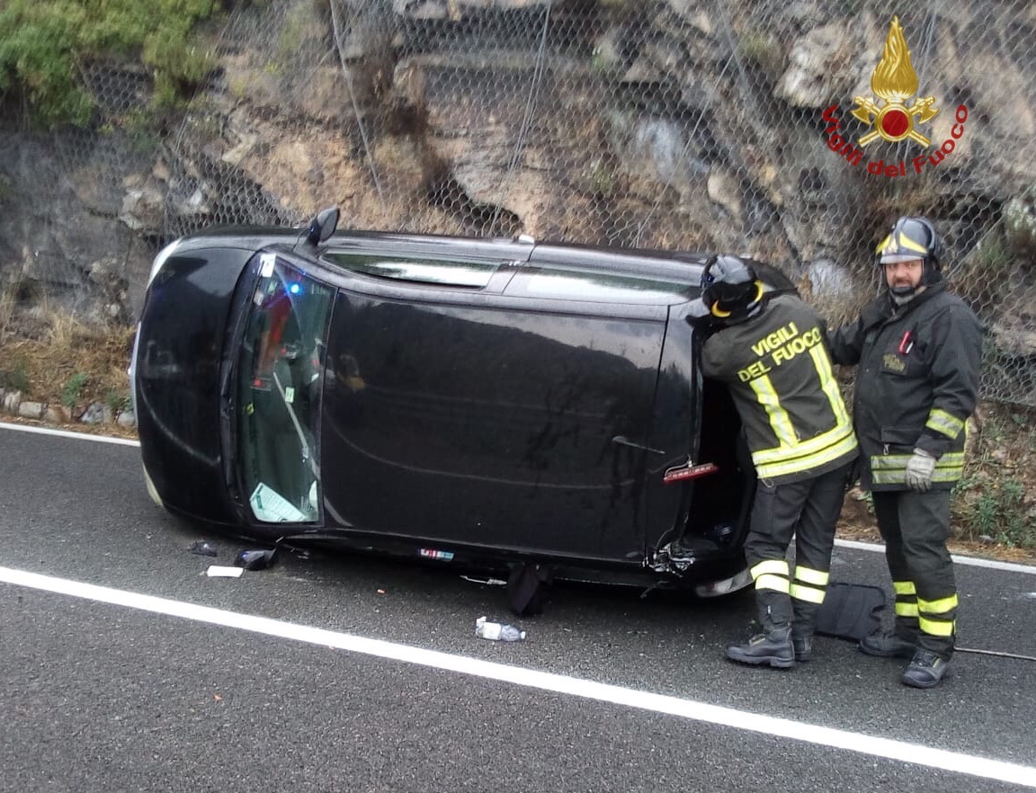 Incidente tra San Giuliano e Lucca: auto ribaltata