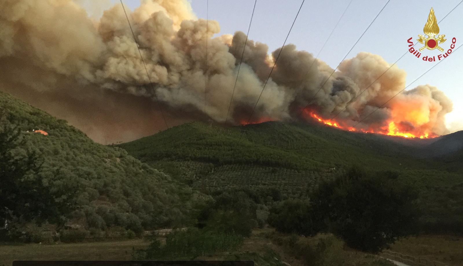 Incendio sul monte Serra, centinaia di sfollati: scuole chiuse