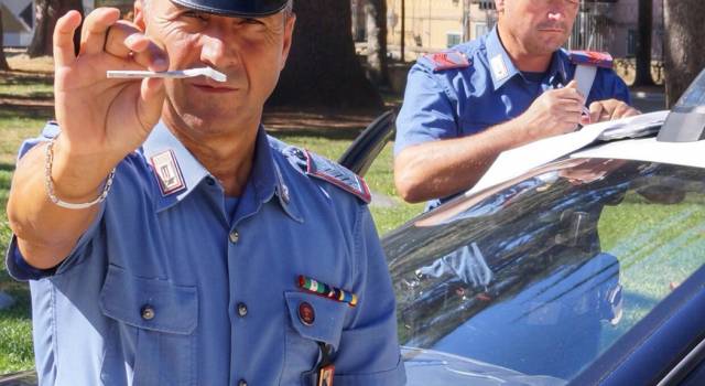 Spaccia a minorenni nel parco davanti alla caserma dei carabinieri: arrestato e rimesso in libertà con l&#8217;obbligo di dimora