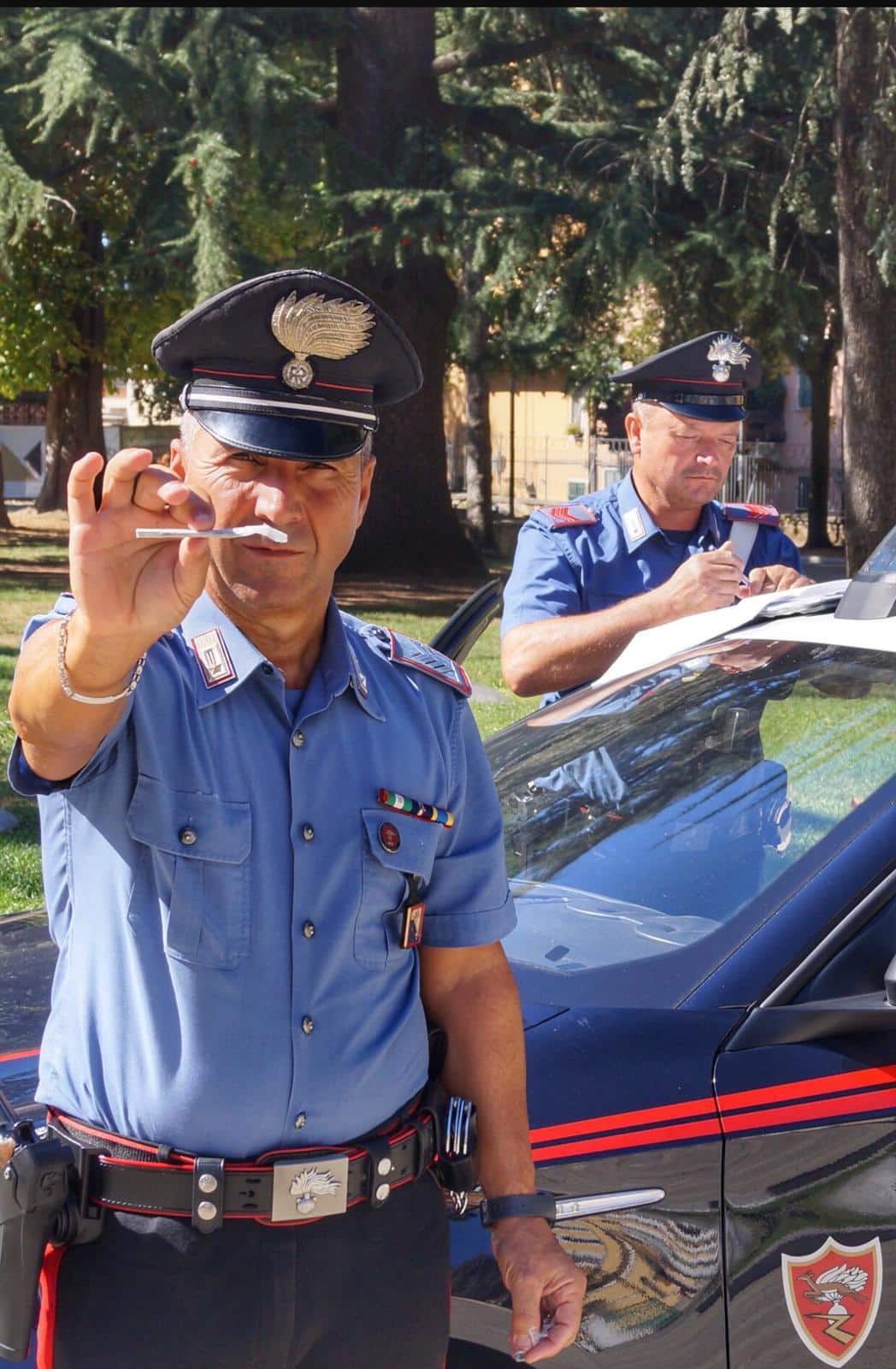 Sorpreso a fumare uno spinello davanti al figlio e denunciato per coltivazione e detenzione di sostanza stupefacente