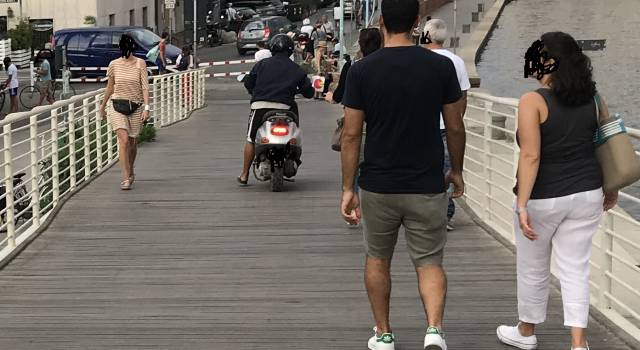 In motorino sulla passerella pedonale della Passeggiata: multato