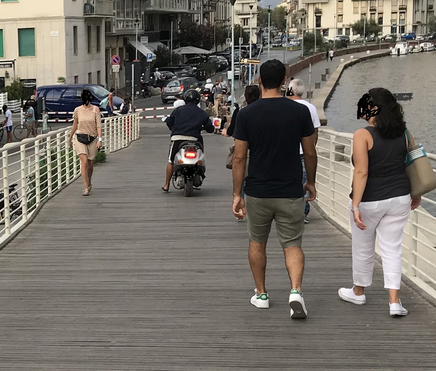 In motorino sulla passerella pedonale della Passeggiata: multato