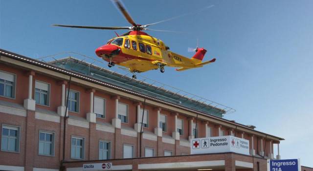 Cade da un albero, portato in codice rosso a Cisanello