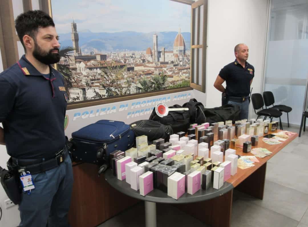 Portano via oltre 11.000 euro di profumi da un Duty Free all’aeroporto di Peretola: due in manette