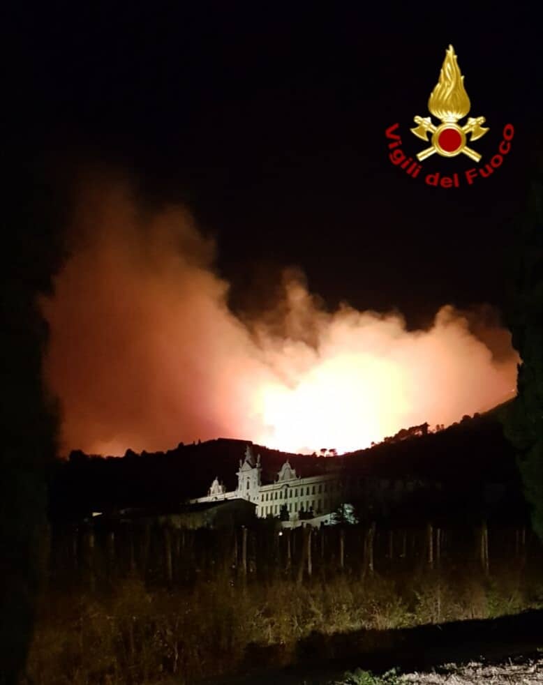 Incendio nel pisano, evacuata la gente dalle case