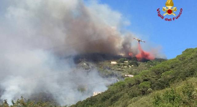 Colline pisane, incendio domato: resta attivo solo il fronte di Vicopisano. I pompieri monitorano gli ultimi focolai