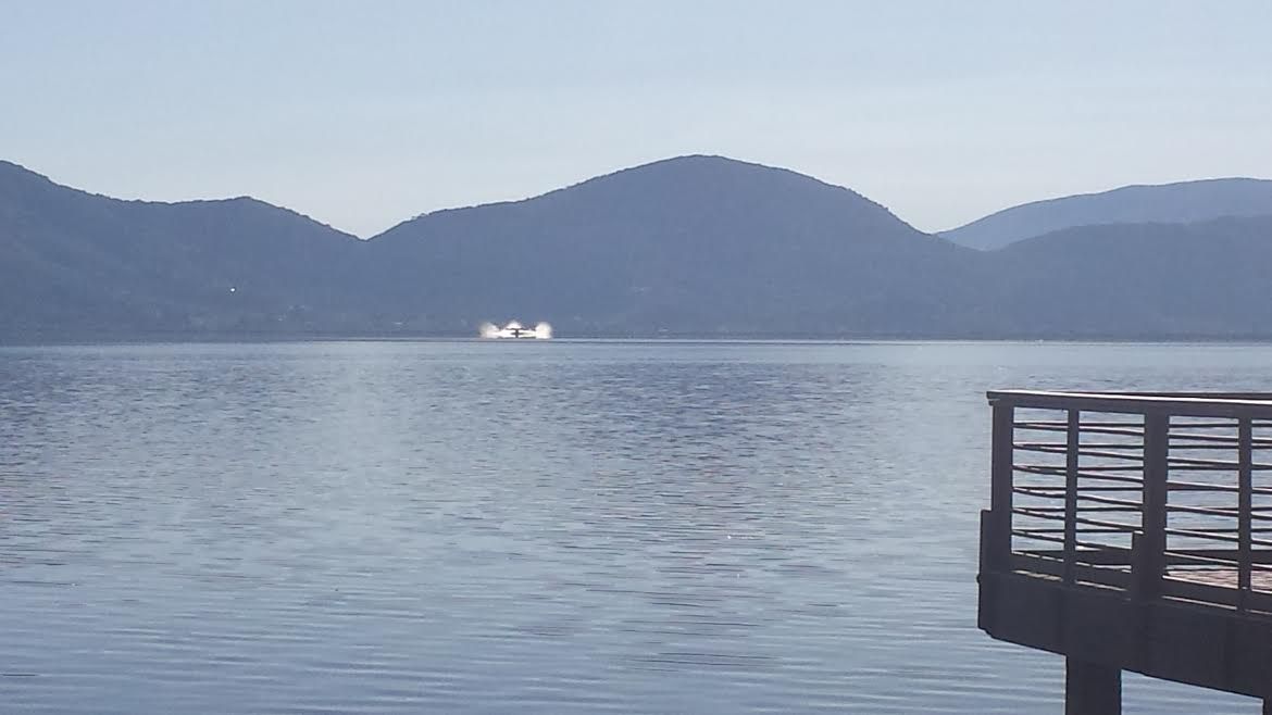 Canadair sul Massaciuccoli a Torre del Lago per spegnere l’incendio sul monte Serra