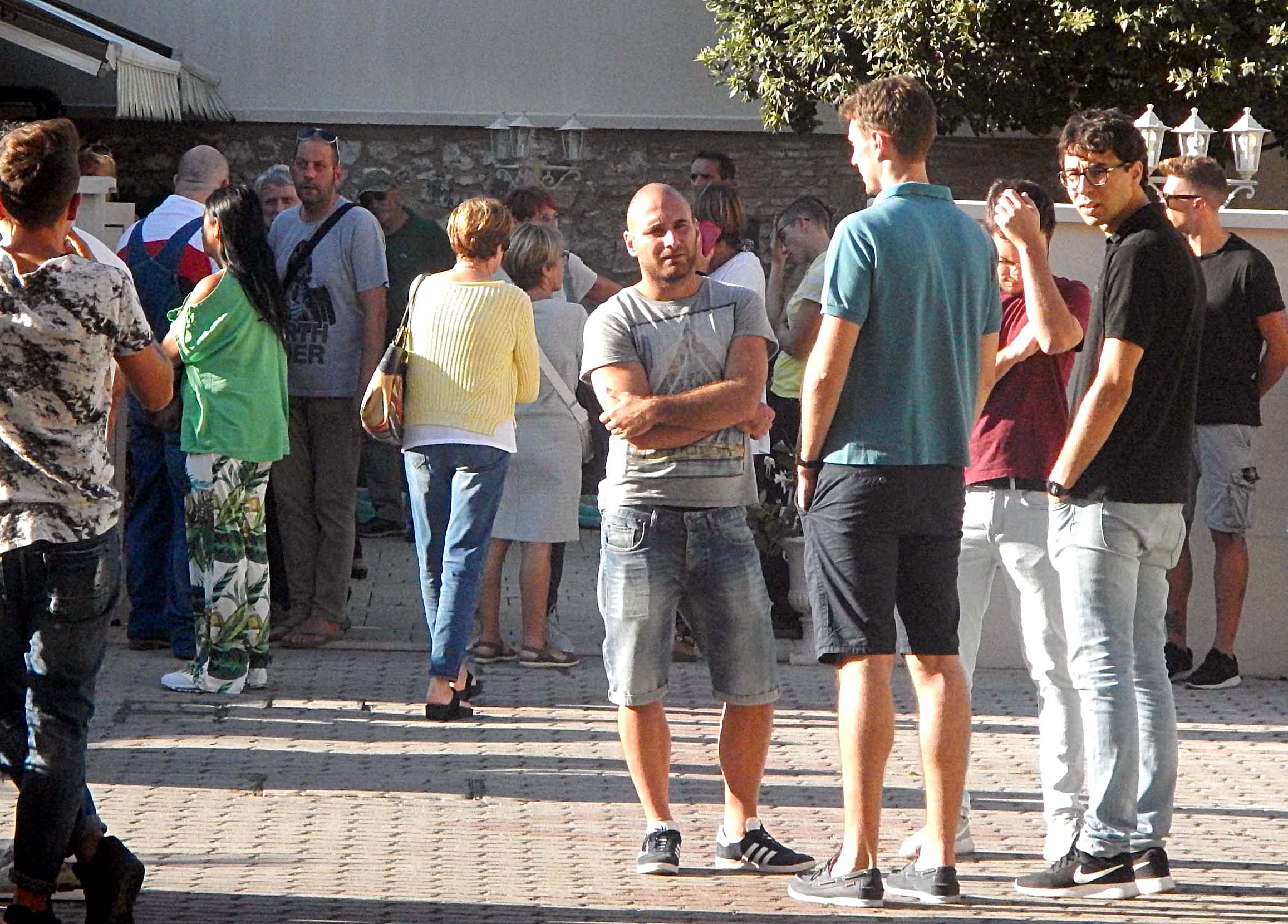 Lo strazio alla camera ardente: in migliaia per salutare Alessandro Cecchi