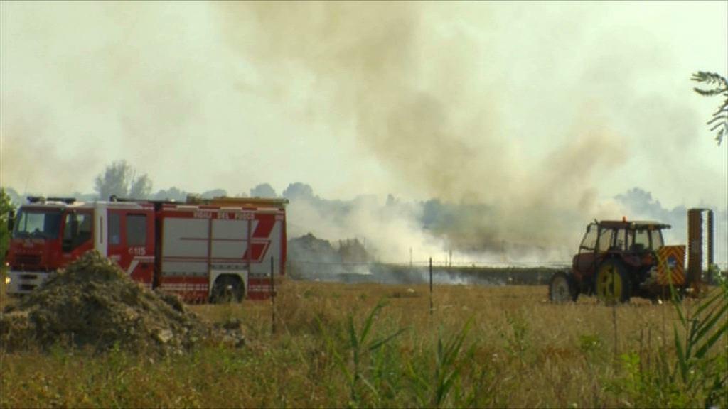 Il puzzo di bruciato a Viareggio ha un “responsabile”: incendio di torba nella zona della bonifica