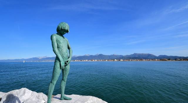 La statua sul mare