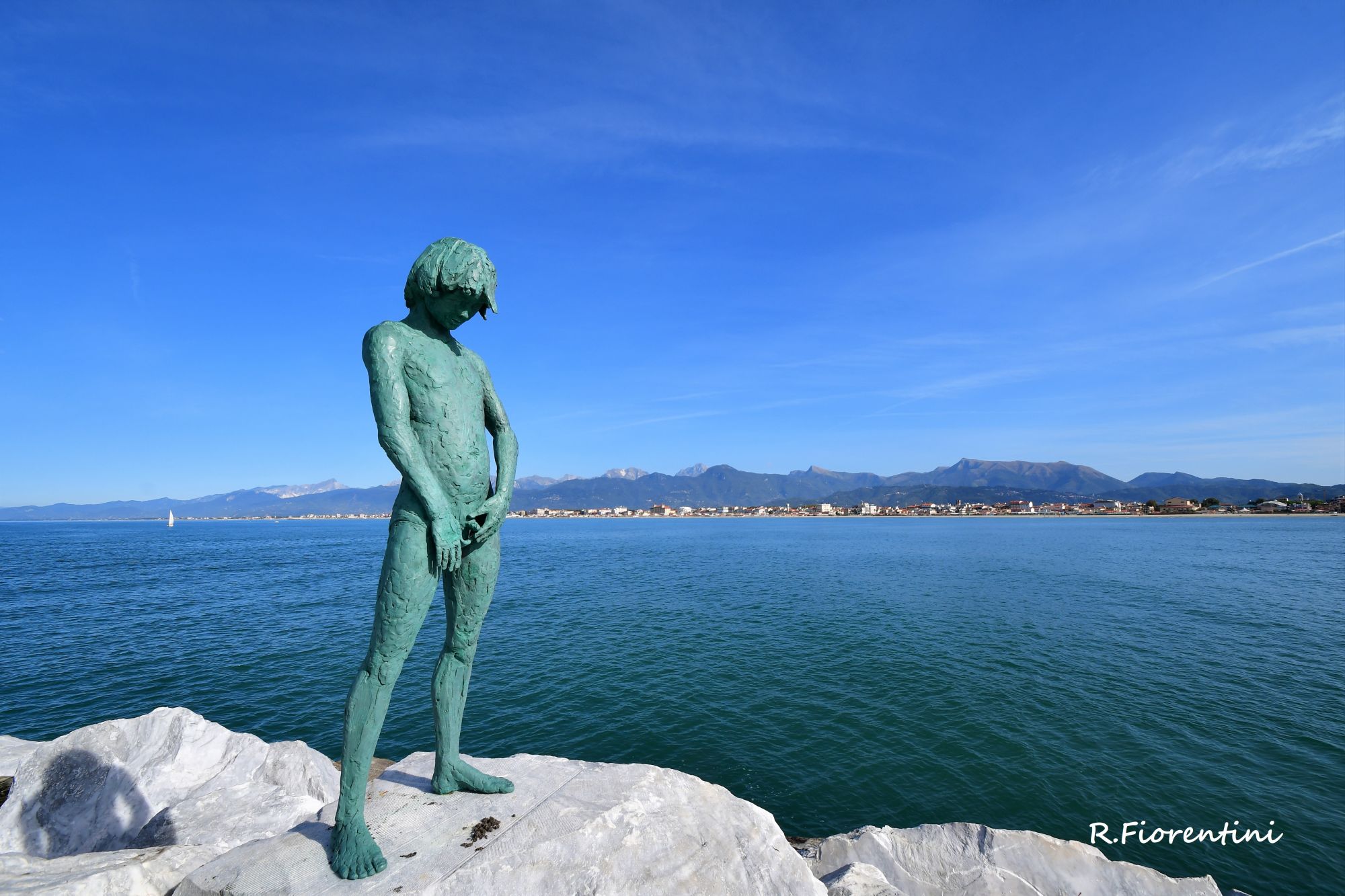 La statua sul mare