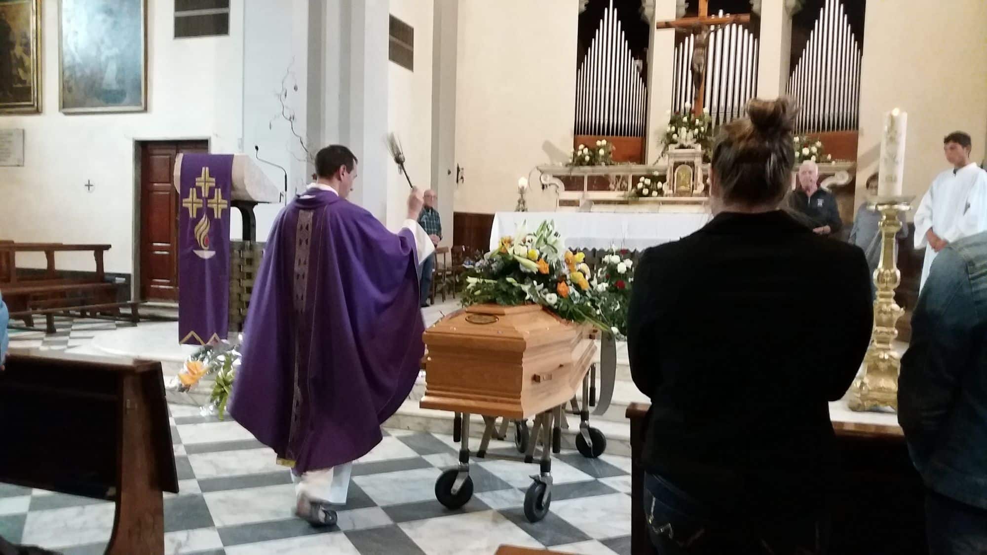 Ciao “Cecchino”, l’ultimo saluto a Tureddi nella chiesa di Torre del Lago