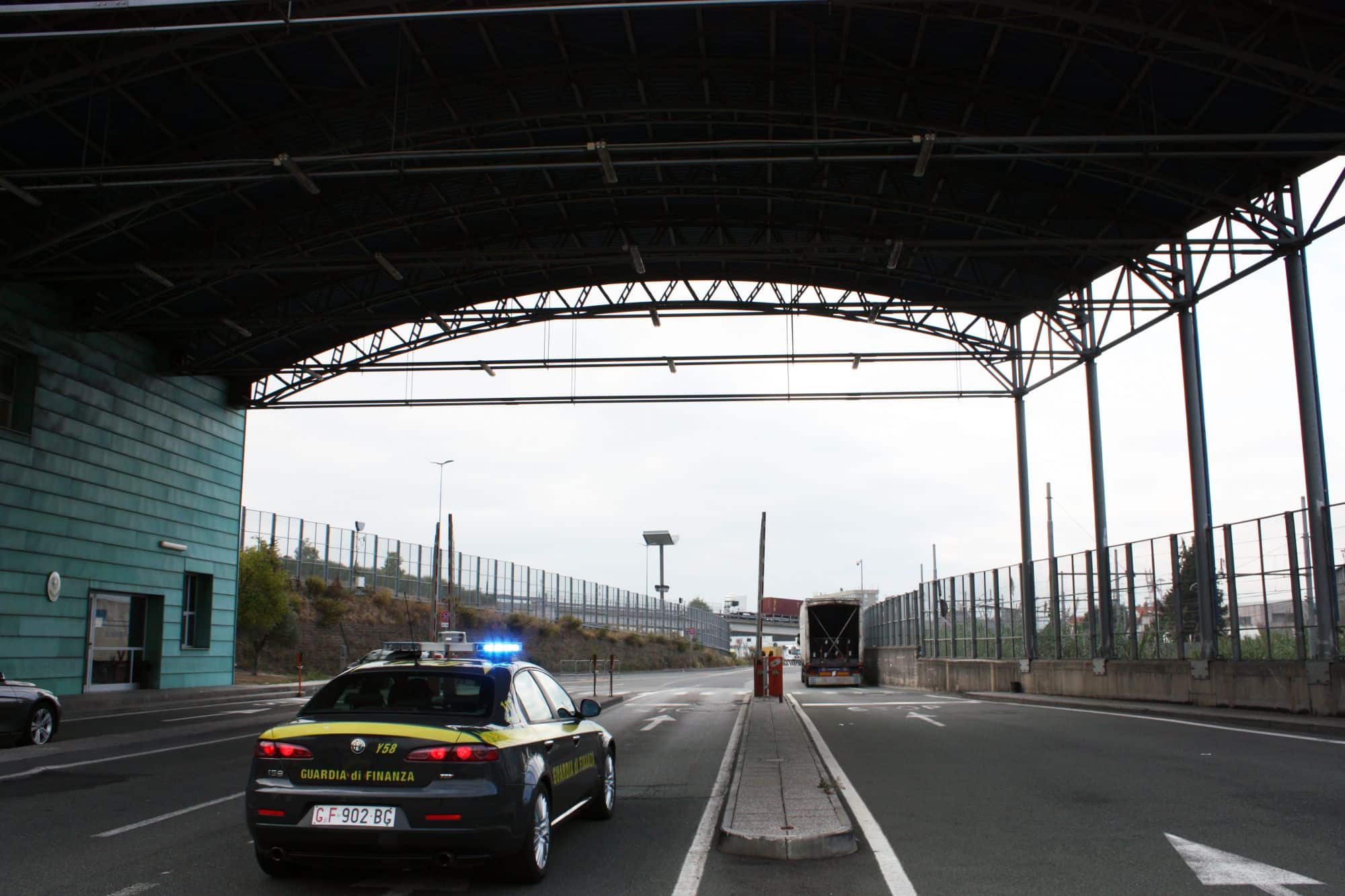 Dogana e GdF sequestrano 12 tonellate di tabacco